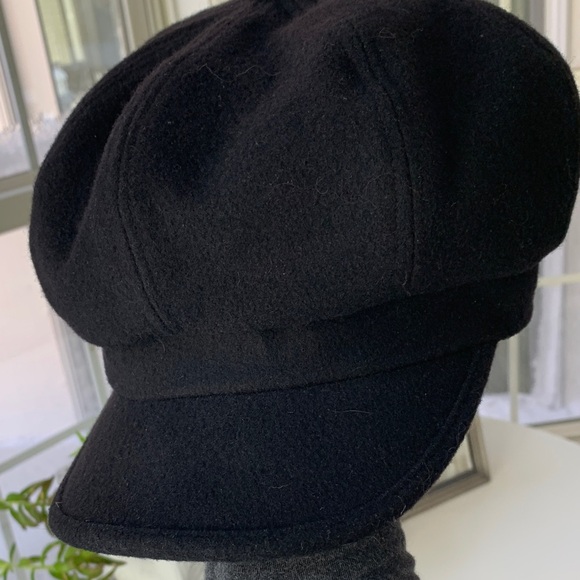 Black Newsboy Cap - Picture 4 of 11